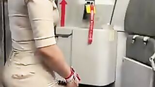 Pramugari cantik buka pintu pesawat_2.mp4