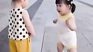 和姐姐鬥舞Pk，全程憋住不能笑 #萌娃跳舞