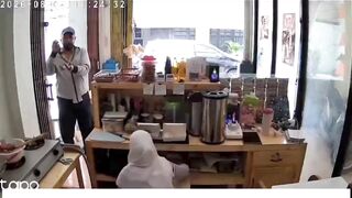 🚨 Pura-Pura Pesan Makanan, HP Karyawan Malah Raib! 📱😱