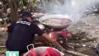 The Power of Emak-Emak! Awalnya Ngamuk Anak Mandi Lumpur, Seketika Luluh Jadi "Pintarnya Nak" Pas Lihat Hasil Tangkapan! 2