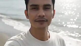 Liburan asyik di tepi laut