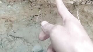 Tanah liat yang mengandung biji emss
