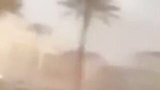 Caos total! Calor extremo dá lugar a tempestade violenta com ventos de 150 km/h na Espanha!