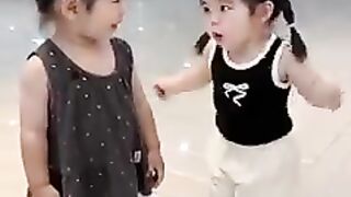 两小只来斗个舞 #萌娃跳舞 #爱跳舞的小姑娘又来了