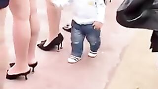 Those heartwarming moments between a baby and a stranger
