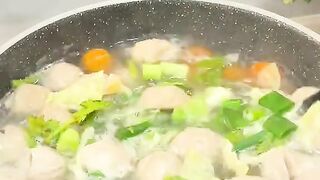 Resep Sop Bakso Simple Segar & Gurih, Cocok Buat Menu Tanggal Tua! 🥣✨