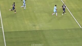 Teknik rabona sambil berputarmerupakan salah satu gerakan paling rumit dalam sepak bola