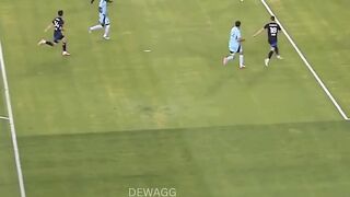 Teknik rabona sambil berputarmerupakan salah satu gerakan paling rumit dalam sepak bola 2