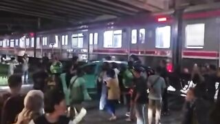 Nekat Ngadu Mekanik Sama Kereta, Taksi Listrik Bawa Penumpang Ringsek Dihantam KRL Commuter Line di Karet!