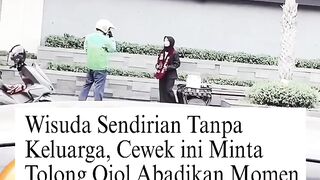 Bikin Mewek! Rayakan Wisuda Sendirian, Perempuan Ini Minta Tolong Abang Ojol Jadi Fotografer Dadakan!