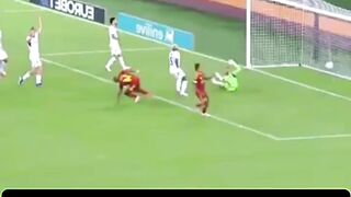 AS Roma membantai Fiorentina dengan skor telak 4-0 di Stadion Olimpico dalam laga pekan pertama Serie A