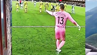 Kiper Ini Punya Keputusan Taktis Saat Free Kick 😱🧤⚽️