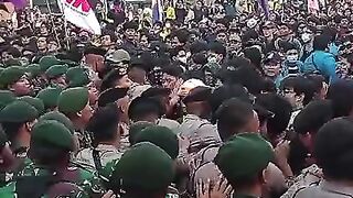 Viralkan.... Polcei vs pendemo