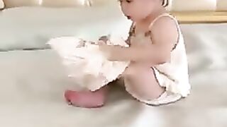1岁人类幼崽尝试自己穿裤子，差点把老父亲笑晕了