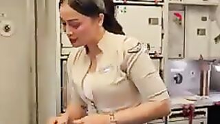 Pramugari Cantik sedang Menyambut Penumpang Boarding
