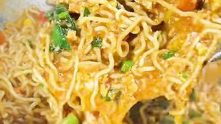 Mie Instan di Tangan Orang Sumatra! Kuah Kental Pedas Mantap 🍜🌶️