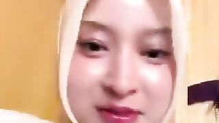 Yang Lagi Ramai, Main Tipis di Ruang Tamu Viral