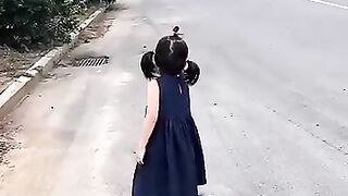 Khoảnh khắc thật hạnh phúc của em bé đứng đợi người Cha tài xế sau nhiều ngày trở về nhà #viral.mp4
