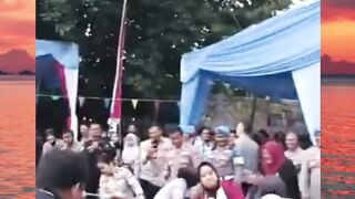 tarik tambang bu polwan vs ibu rumah tangga