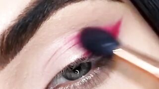 Muted rose gold and dusty blush shades. Lid: Ultra-fine pressed golden-bronze