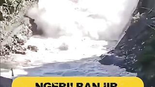 Detik detik banjir bandang menerjang
