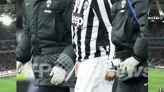 Main sepak bola pakai kaki terkuat aja udah susah