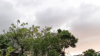 মেঘলা বেলা, ঢাকার আকাশজুড়ে বৃষ্টির আবেশ।