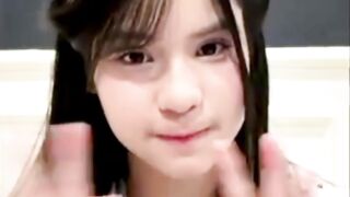 Apa Trisha JKT48 itu Vampir ? Trisha udah mulai kotorin tembok pakai Stiker