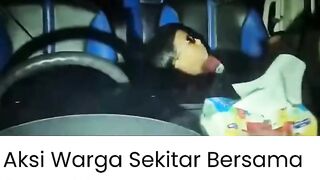 Bocil Pelor Tingkat Dewa! Tidur Pules di Mobil Terkunci, Warga Kompak Goyang Kendaraan Biar Gak Pecah Kaca!