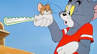 Beach Crab Pinches Tom's Nose! | Tom and Jerry Beach Chase & Crab Fight