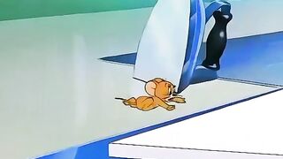 Jerry Outsmarts Tom in the Sink & Unties Spike! | Classic Cartoon Chase