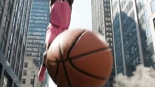 When Titans Play Basketball in the Middle of New York 😳