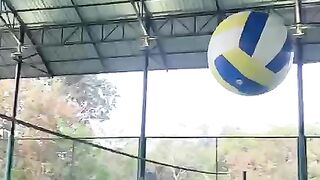 bermain bola voli besar