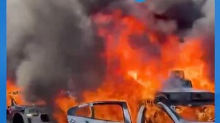 LOS ANGELES RUSUH MOBIL– MOBIL DIBAKAR TOKO DIJARAH MASSA