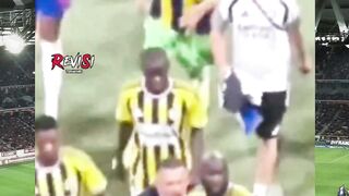 Kanté: "Maaf guys, tugas saya main bola, bukan ikut tinju." 😂✌️