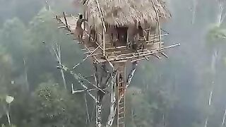 ১০০ ফুট উঁচুতে বাড়ি!