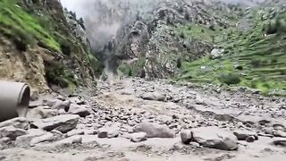 Rekaman Video Amatir pekerjaan Sebelum Banjir Bandang Di Nepal 😭