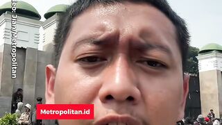 Situs DPR RI Membara! Massa Aksi Nekat Bakar Sampah dan Botol di Depan Gerbang Utama!