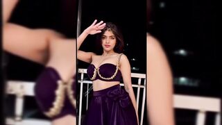 Indian Girl Roshni Singhaniya Dance 3