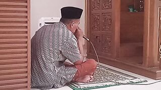 Muadzin bekerja untuk ALLAH