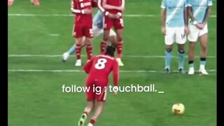 Teknik ini menjadi ciri khasnya saat ini, di mana ia menendang bola dengan pergelangan kaki yang sangat kaku