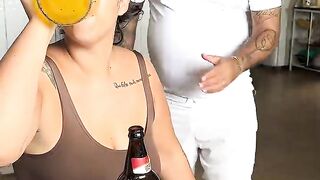 Mulher que bebe