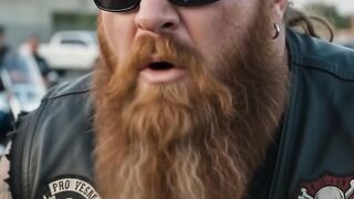 Motoqueiro Barbudo Anda de Scooter Elétrica - Biker Radical na Cidade | Dr. Ribeiro