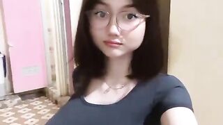 Besar ya kacamata nya😋👅
