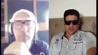 Cantando com o colega!