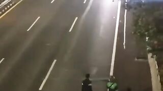 Slipi Mencekam! Tokoh Ormas Turun dari Mobil Mewah Bawa Pasukan Berikat Kepala Putih Pukul Mundur Massa!