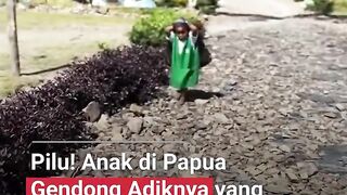 Bikin Mewek! Bocah di Papua Terpaksa Gendong Adik Bayinya ke Sekolah Gara-Gara Ortu Pergi Berkebun!