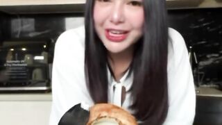 Amanda manopo lagi makan puding