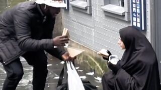 Memberi sesuatu yang sangat bahagia buat anak wanita ini