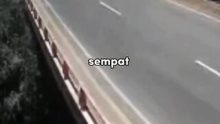 Viral Rekaman CCTV: Penampakan Sosok Hitam Berjubah di Atas Truk Pasca Kecelakaan 👁👻
